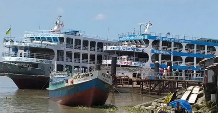 বৈরী আবহাওয়ায় উপকূলে নৌযান চলাচল বন্ধ