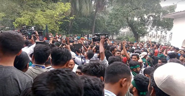 হাইকোর্ট ঘেরাও শিক্ষার্থীদের
