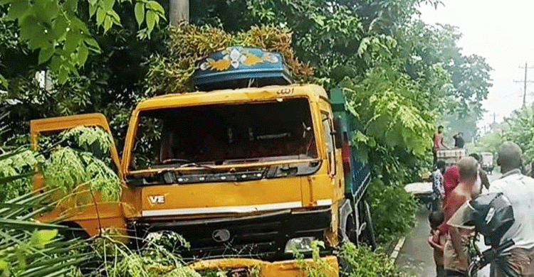 সাতক্ষীরা ট্রাকচাপায় প্রাণ গেল ৩ মোটরসাইকেল আরোহীর