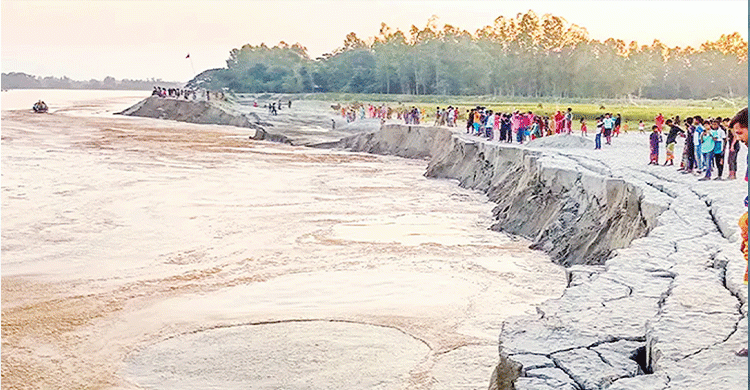নরসিংদীর রায়পুরায় বালু উত্তোলনে ভাংছে নদীর তীর, মানুষের ভ
