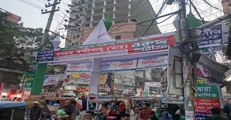 কুমিল্লা নগরীজুড়ে তোরণ দখল করে রেখেছে রাস্তার আশপাশসহ ফুটপাত