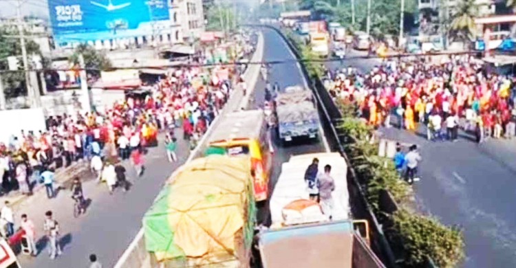 বকেয়া দাবিতে ঢাকা-টাঙ্গাইল মহাসড়ক অবরোধ