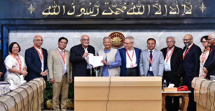 প্রধান উপদেষ্টার কাছে অর্থনীতির শ্বেতপত্র হস্তান্তর