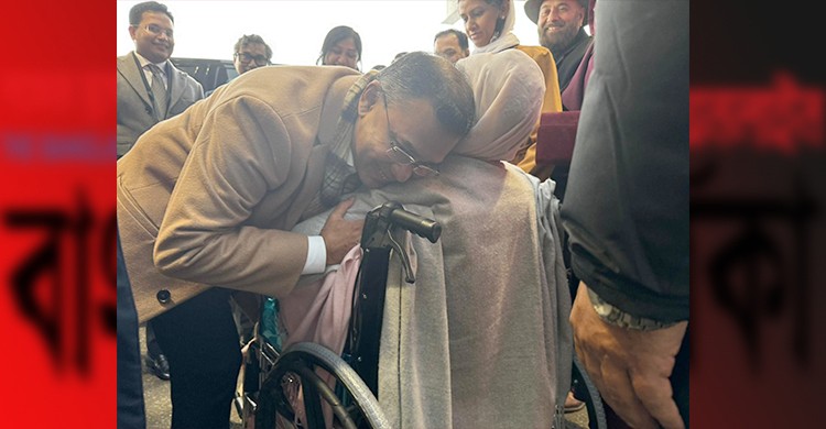 হিথরো বিমানবন্দরে আবেগে আনন্দঘন পরিবেশ