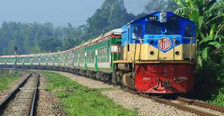 দাবি না মানলে মধ্যরাত থেকে ট্রেন চলাচল বন্ধ করবে কর্মচারীরা