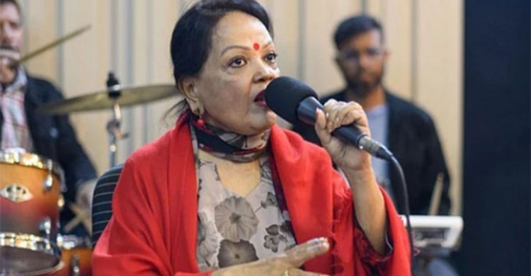 গান গাইতে গাইতে মঞ্চে লুটিয়ে পড়লেন সাবিনা ইয়াসমিন