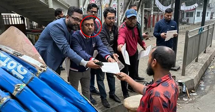 চাকরি বিধি লঙ্ঘন করে আওয়ামী লীগের লিফলেট বিতরণ করলেন শিক্ষা ক্যাডারের কর্মকর্তা