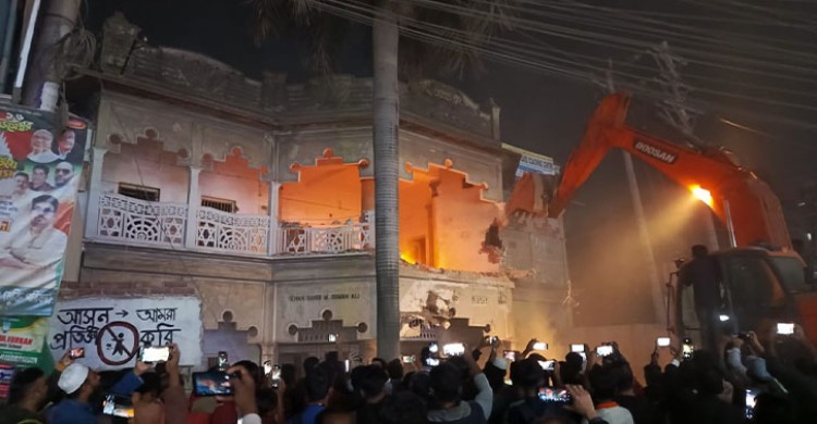 নারায়ণগঞ্জে শামীম ওসমানের বাড়িতে বলডোজার দিয়ে খেললো বিক্ষুব্ধ জনতা