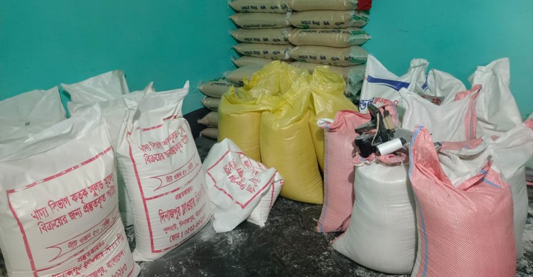 দিনাজপুরে ভ্রাম্যমান আদালতের অভিযানে ৭১টি ওএমএসের চাল ও আটার বস্তা জব্দ