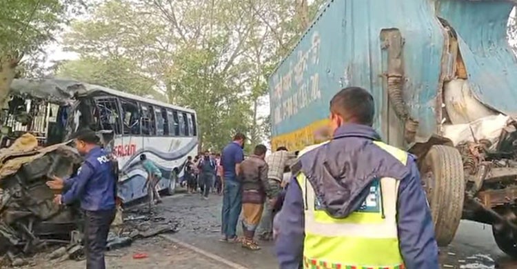 গোপালগঞ্জে বাস-কাভার্ড ভ্যানের সংঘর্ষে নিহত ১, আহত ১৬