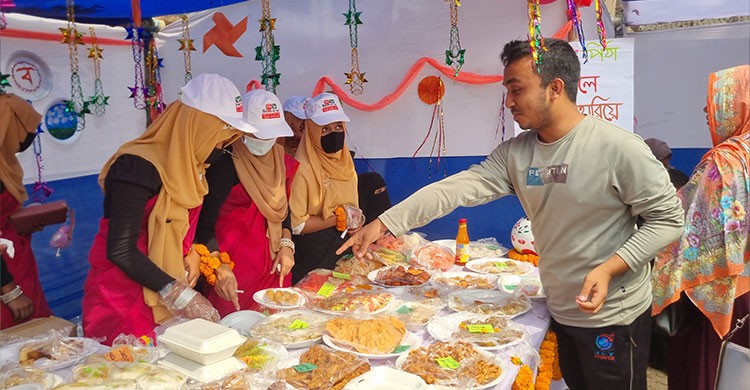 বাহারি পিঠার স্বাদের মুগ্ধতা ছড়ালো ভালুকার পিঠা উৎসব