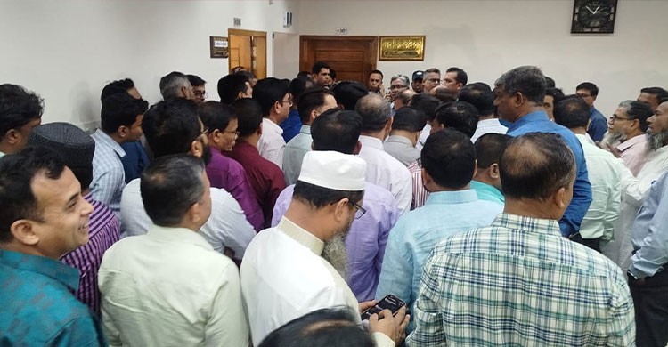 এনআইডি সেবা কার্যক্রম বন্ধের হুঁশিয়ারি ইসি কর্মকর্তাদের