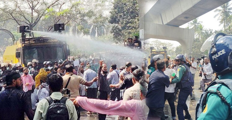 বাধা উপেক্ষা করে যমুনায় যাওয়ার চেষ্টা, পুলিশের জলকামান