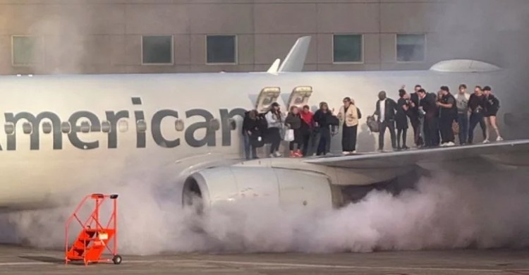 মার্কিন বিমানবন্দরে ১৭৮ আরোহীবাহী বিমানে ভয়াবহ আগুন