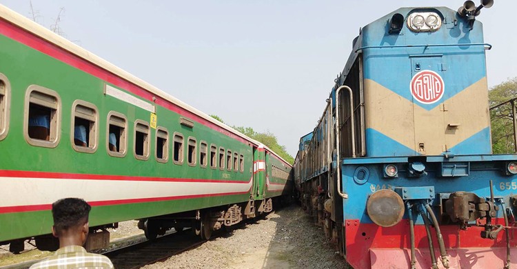 দুই ট্রেনের সংঘর্ষ, এক লাইনে ট্রেন চলাচল বন্ধ