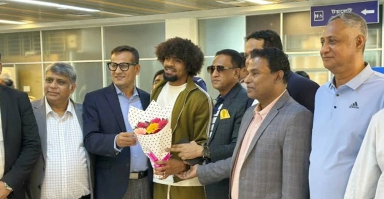 সিলেটের মাটিতে হামজা,  এলাকাবাসীর ব্যাপক সংবর্ধনা