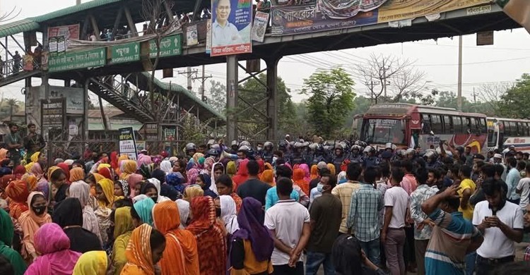 গাজীপুরে মহাসড়ক অবরোধ করে শ্রমিকদের বিক্ষোভ