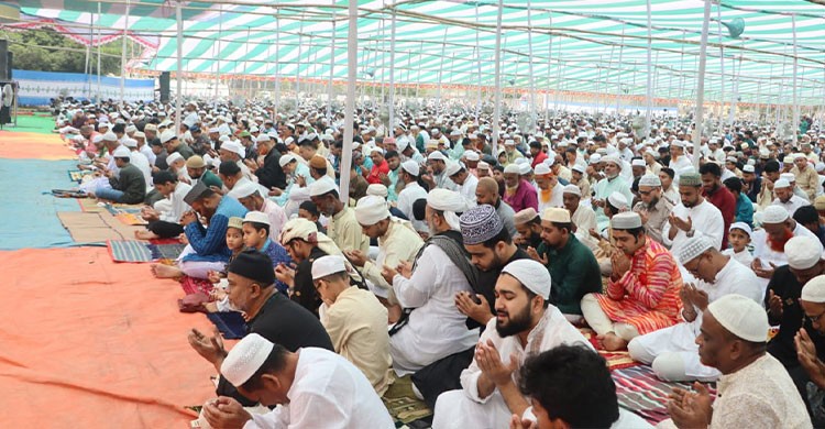 টাঙ্গাইলে কেন্দ্রীয় ঈদগাহে পবিত্র ঈদুল ফিতরের জেলার প্রধান জামাত অনুষ্ঠিত