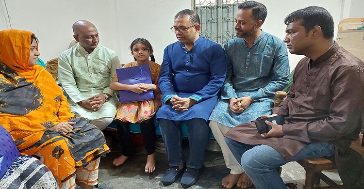 ছাত্রদল নেতা মিলনের পরিবারের খোঁজ নিলেন তারেক রহমান