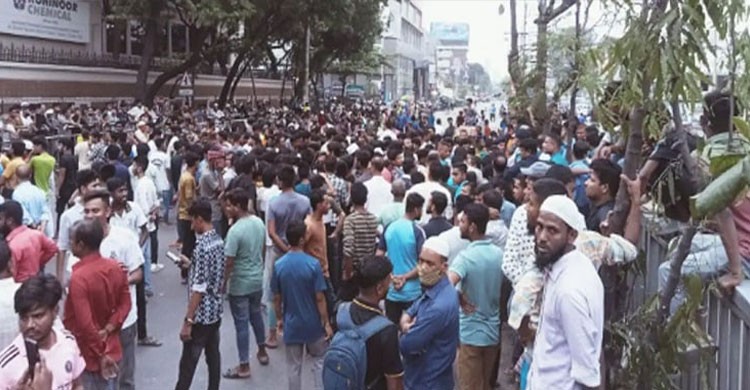 মহানবী (সা.)–কে কটূক্তির অভিযোগে তেজগাঁওয়ে সড়ক অবরোধ