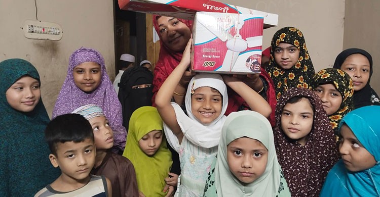 মাদ্রাসার শিক্ষার্থীদের জন্য ফ্যান কিনে দিল ৬ বছরের মিথিল