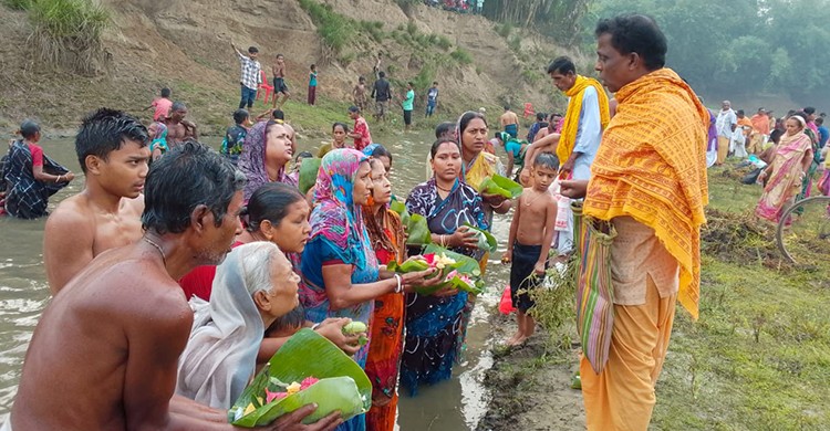 মুক্তাগাছায় হিন্দু ধর্মাবলম্বীদের অষ্ঠমি স্নান ও গঙ্গা পূজা অনুষ্ঠিত