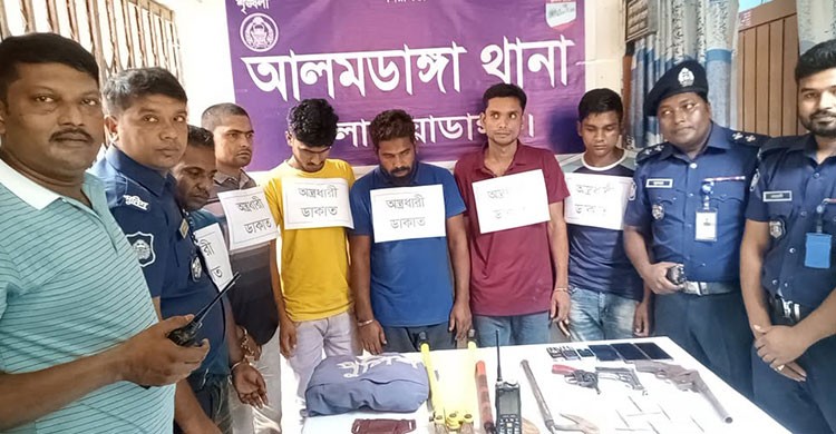 চুয়াডাঙ্গায় দেশীয় অস্ত্রসহ ডাকাত দলের ৬ সদস্য গ্রেফতার