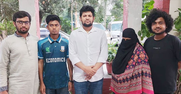 বোতল নিক্ষেপকারী সেই শিক্ষার্থীকে বাসায় দাওয়াত দিলেন উপদেষ্টা মাহফুজ