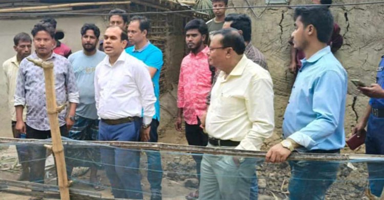 শিবগঞ্জে যাতায়াতের রাস্তা ফিরে পেল অবরুদ্ধ ৩ পরিবার