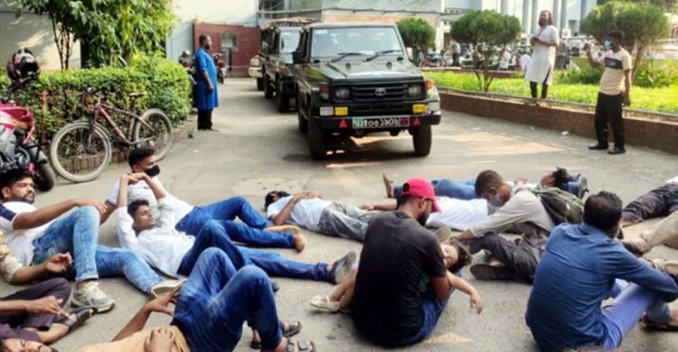 কর্মকর্তাদের গাড়ির সামনে শুয়ে পড়লেন চাকরিচ্যুত সেনা সদস্যরা