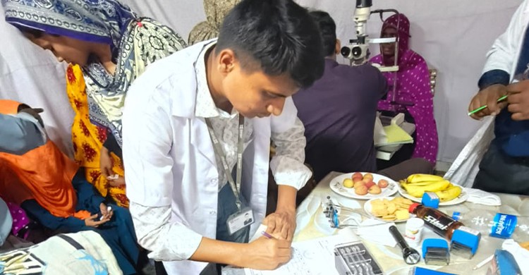 সাভারে নিম্ন আয়ের মানুষের জন্য বিনামূল্যে চক্ষু চিকিৎসা
