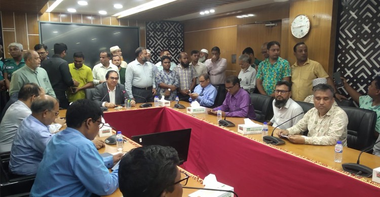সচিবালয়ে আন্দোলনরত কর্মচারীদের সাথে আলোচনায় বসছেন ভূমি সচিব
