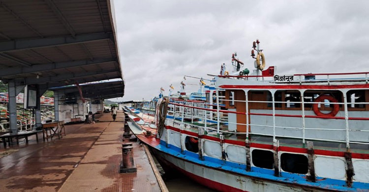 বৈরী আবহাওয়ার কারণে দৌলতদিয়া-পাটু‌রিয়া নৌরুটে লঞ্চ চলাচল বন্ধ