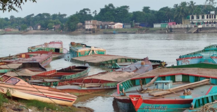 বাল্কহেড নৌযান থেকে দুই লক্ষ টাকা চাঁদা আদায়ের অভিযোগ, নৌ-পুলিশের বিরুদ্ধে