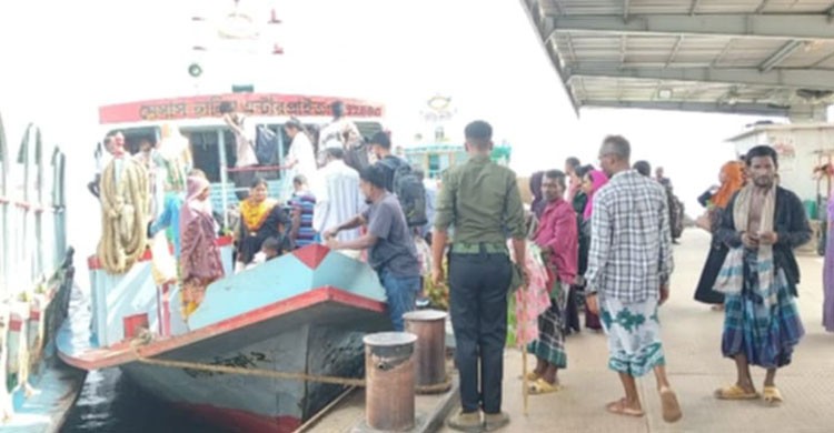 দৌলতদিয়া ঘাট দিয়ে ঈদ ছুটি শেষে কর্মস্থলে রাজধানীতে যাচ্ছে মানুষ