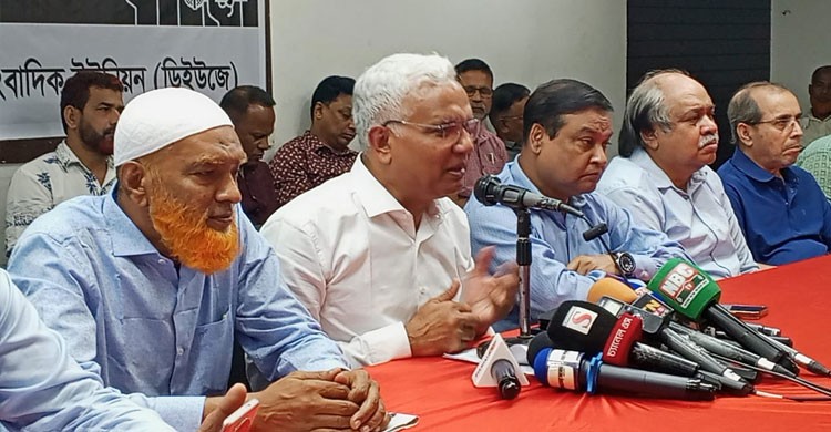 ‘মানুষ মারার পরামর্শদাতারা কীভাবে সাংবাদিক হয়’