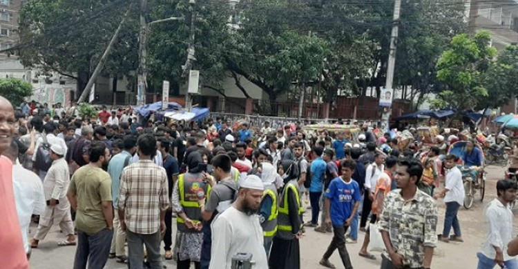 সড়ক অবরোধে ইউআইইউ শিক্ষার্থীরা, দুর্ভোগে সাধারণ মানুষ