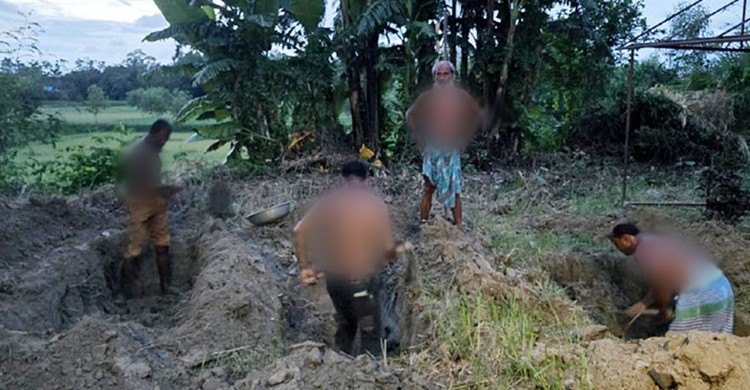 কুমিল্লায় নিহত মা ও দুই সন্তানের কবর খোঁড়ার জন্য এগিয়ে আসেনি কেউ
