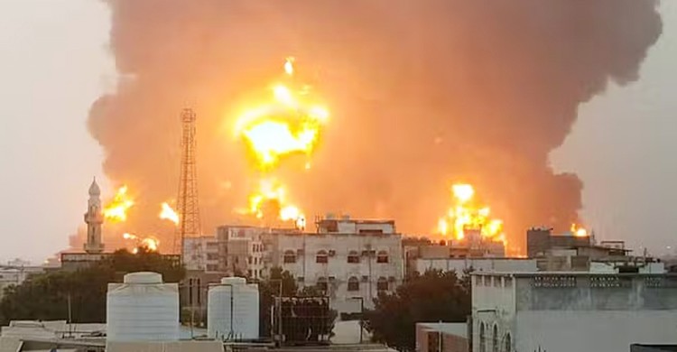 ইয়েমেনের তিন বন্দর ও বিদ্যুৎকেন্দ্রে ভয়াবহ হামলা ইসরায়েলের