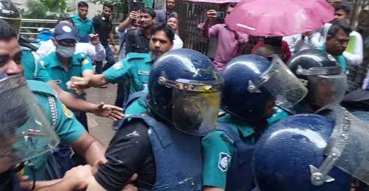 আদালত প্রাঙ্গণে বিক্ষোভ: বিএসবি গ্লোবালের বাশারকে কিল-ঘুষি, ডিম নিক্ষেপ