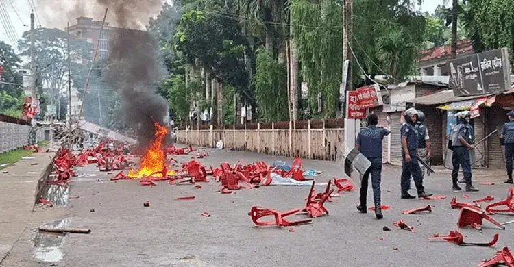 হামলার মুখে গোপালগঞ্জে এসপি অফিসে অবরুদ্ধ এনসিপি নেতারা