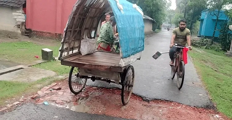 সাতক্ষীরা শ্যামনগর মানিকখালী সড়কের কালভার্টে বেহাল দশা, চলাচলে ঝুঁকি