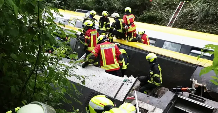 দক্ষিণ জার্মানিতে ট্রেন লাইনচ্যুত: নিহত ৩, আহত অর্ধশতাধিক