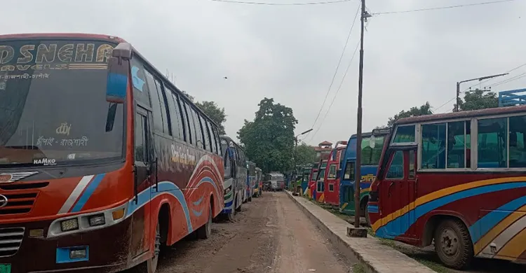 রাজশাহী-চাঁপাইনবাবগঞ্জ রুটে বাস চলাচল বন্ধ, চরম ভোগান্তিতে যাত্রীরা