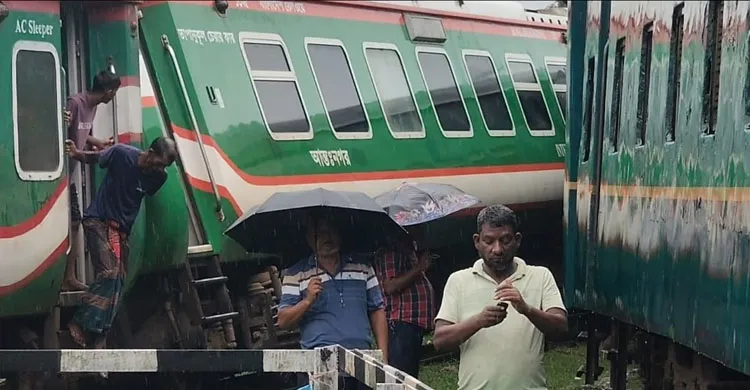লালমনিরহাটে দুই ট্রেনের মুখোমুখি সংঘর্ষ, বুড়িমারি রুটে রেল যোগাযোগ বন্ধ