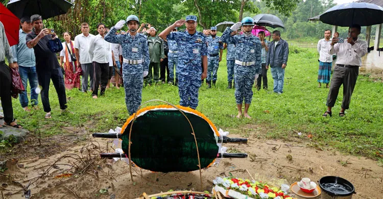মাইলস্টোন দুর্ঘটনায় নিহতদের পরিবারের সাথে বিমান বাহিনী কর্মকর্তাদের সমবেদনা