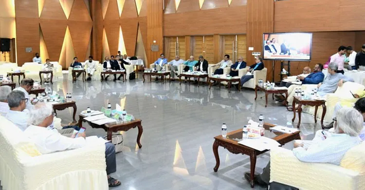 তিন বাহিনীর প্রধান, ডিজিএফআই ও এনএসআইয়ের ডিজি নিয়োগ দেবেন রাষ্ট্রপতি