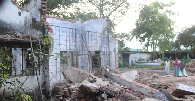 নেত্রকোণায় পুরাতন ভবনের ছাদ ধসে ৩ শ্রমিক নিহত, আহত ২