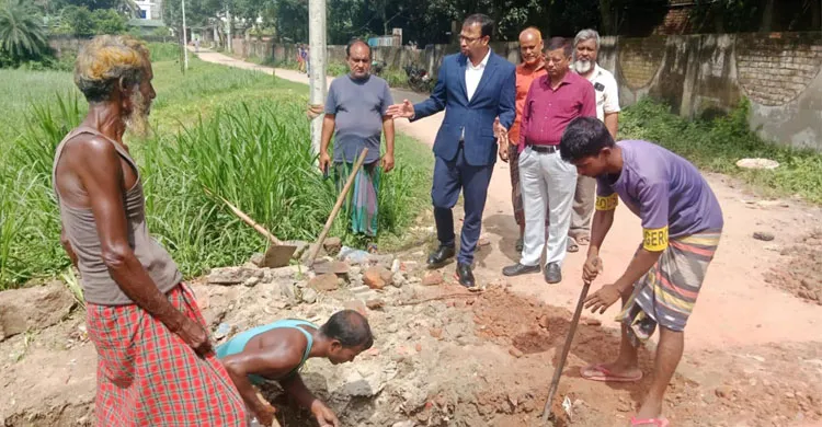 সাভারে পানিবন্দি মানুষের দুর্ভোগ লাঘবে উদ্যোগ নিলেন ইউএনও
