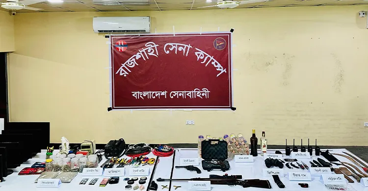 রাজশাহীতে সেনাবাহিনীর বিশেষ অভিযানে বিপুল অস্ত্র ও বিস্ফোরক উদ্ধার, আটক ৩